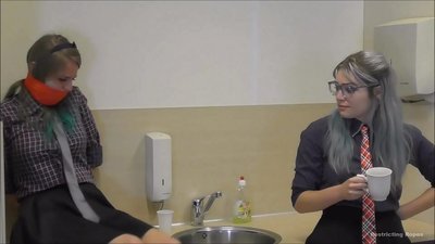 Dejwe / mare ak gagged / dam nan detrès